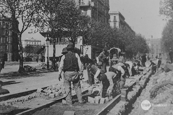 Obres per instal·lar les vies del tramvia a la Ronda Sant Pere l'any 1898 / Arxiu TMB
