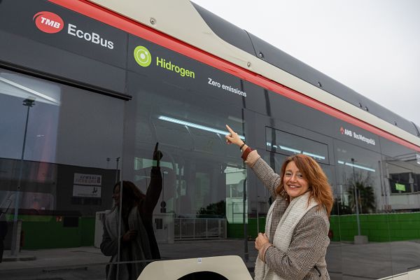 Laia Bonet amb el primer autobús d'hidrogen rebut per TMB / Foto: Miguel Ángel Cuartero (TMB)