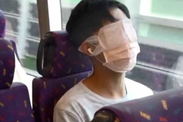 Un passatger dormint al bus / Captura de pantalla, vídeo de La Presse