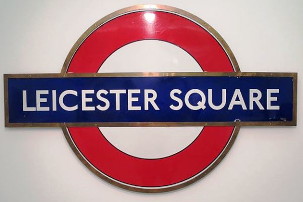 Senyalització en una estació de metro de Londres / Foto: Wmpearl a Wikimedia Commons