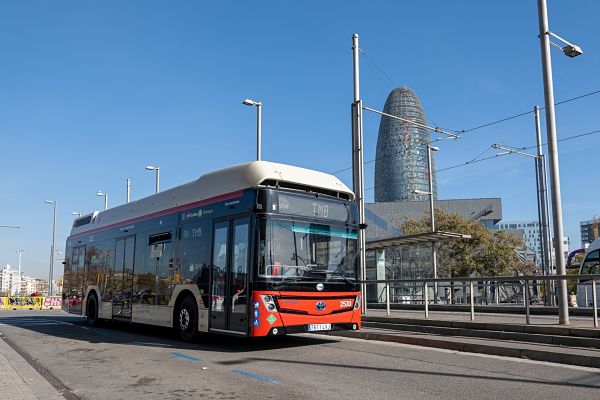 L'autobús d'hidrogen circulant en proves per la zona de Glòries / Foto: Miguel Ángel Cuartero (TMB)