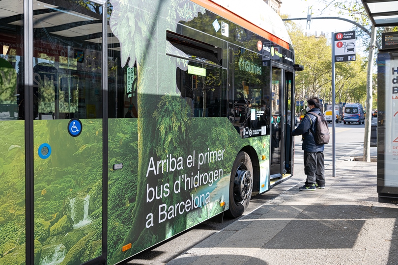 Un dels primers passatgers del bus d'hidrogen verd / Foto: Miguel Ángel Cuartero (TMB)