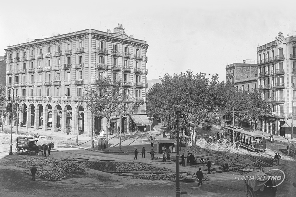 Avinguda del Paral·lel amb Ronda de Sant Pau, 1904. Instal·lació de via per a l’ampliació de les línies que circularien per l’avinguda del Paral·lel. A la imatge es veu un tramvia elèctric amb remolc jardinera.