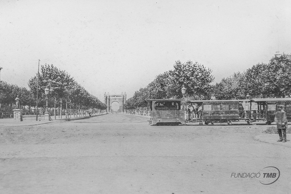 Tramvia de vapor fent la línia  Barcelona – Badalona al pas de l’Arc de Triomf. A Barcelona van circular tramvies de vapor entre  1877 i 1902. 