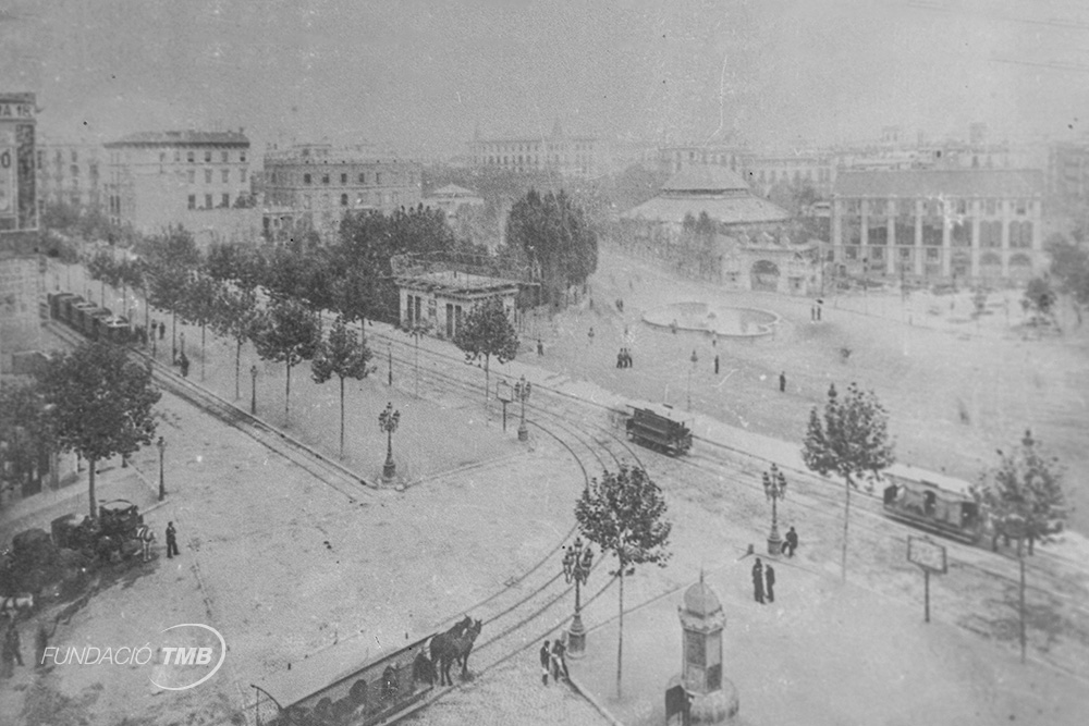 Tramvies circulant per la plaça de Catalunya a finals de la dècada de 1880. En primer terme, un tramvia jardinera de tracció animal.