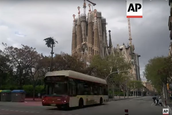 Autobús de TMB davant la Sagrada Família en una captura del vídeo