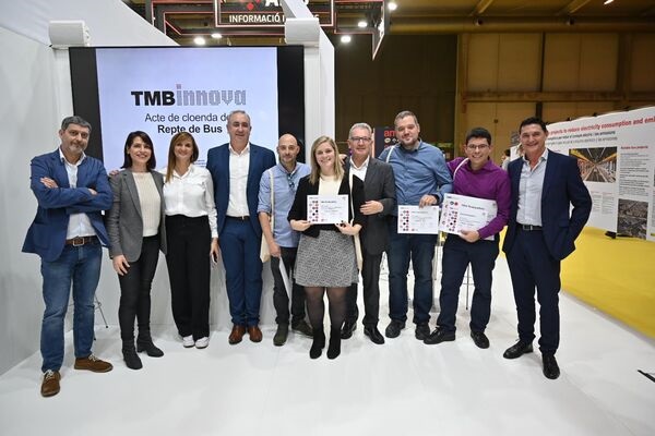 Membres de l'equip guanyador amb el jurat i el conseller delegat de TMB Gerardo Lertxundi. /Foto: PEP HERRERO (TMB)