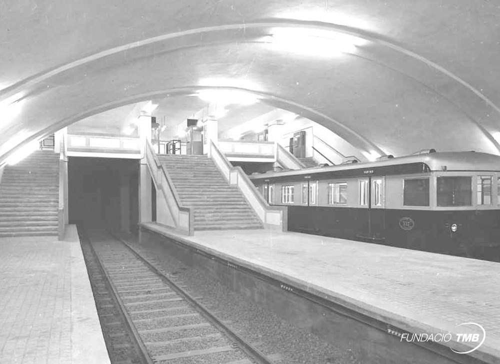 Un tren de la sèrie 200 entrant a l'estació Navas. Any 1953 / Foto Puig Farran. Arxiu Fundació TMB