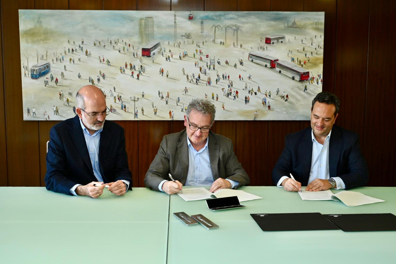 Els directius de TMB i Global, en un moment de la signatura del contracte / Foto: Miguel Ángel Cuartero (TMB)