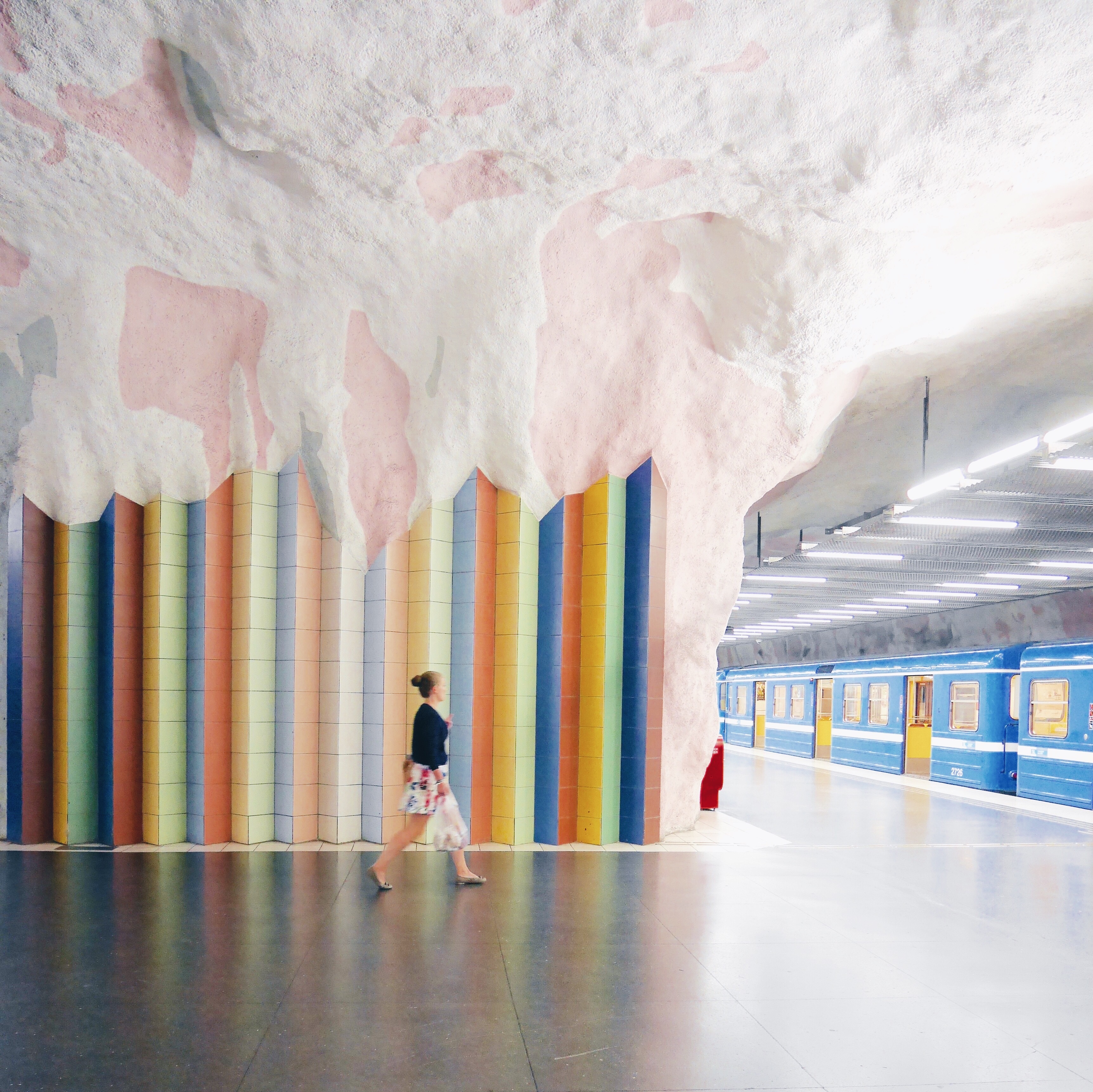 L'estació Mörby Centrum proposa una decoració onírica que intenta crear una il·lusió òptica al passatger/ Foto: Visit Stockholm