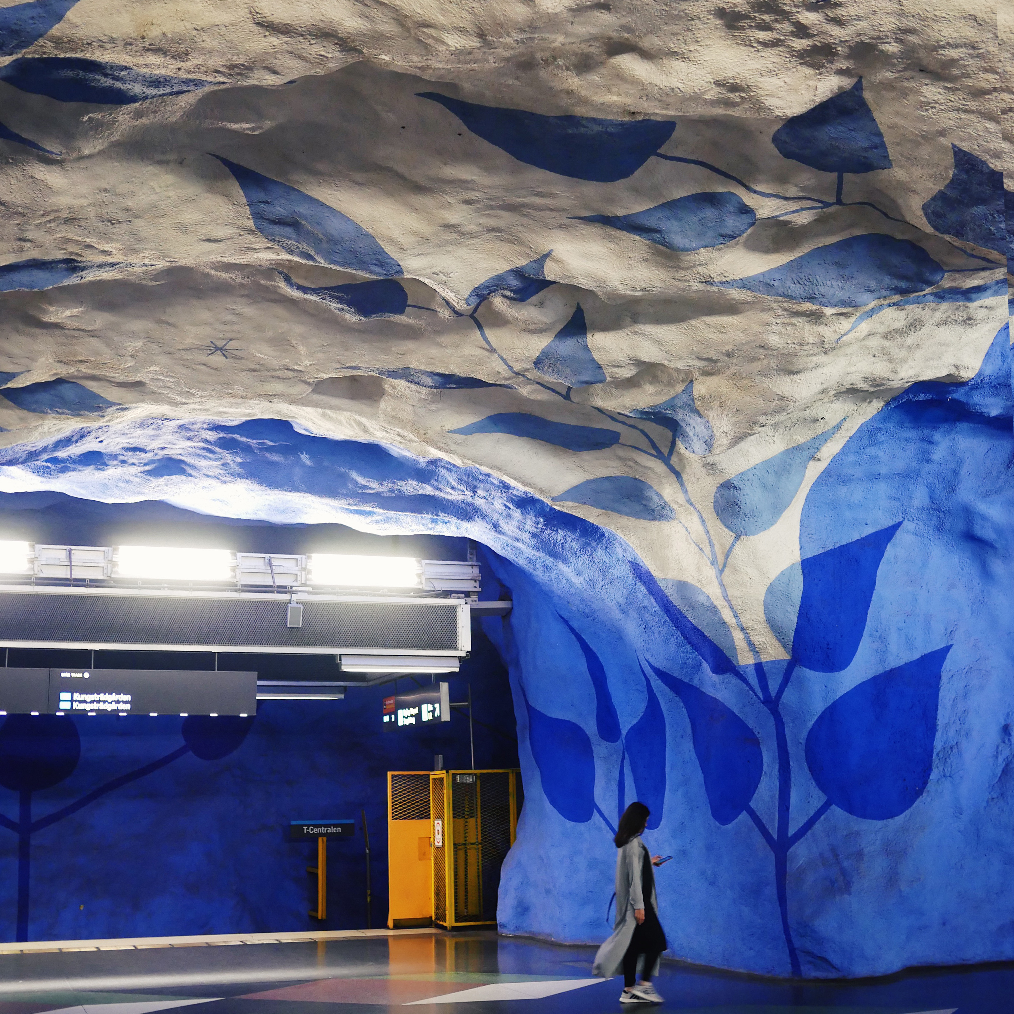 La decoració amb fulles blaves sobre fons blanc dota l'estació de T-Centralen una empremta netament escandinava / Foto: Visit Stockholm