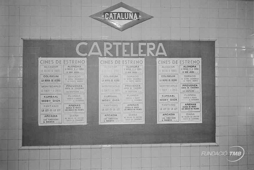 La cartellera de cinema es podia consultar a l'estació de Catalunya de la L1, l'any 1952. El nom de l'estació està escrit en castellà / Foto: Arxiu TMB