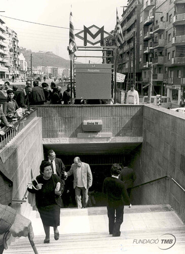 Accés de l'estació de Roquetes de la L4 als anys 80, avui dia és Via Júlia / Foto: Arxiu TMB
