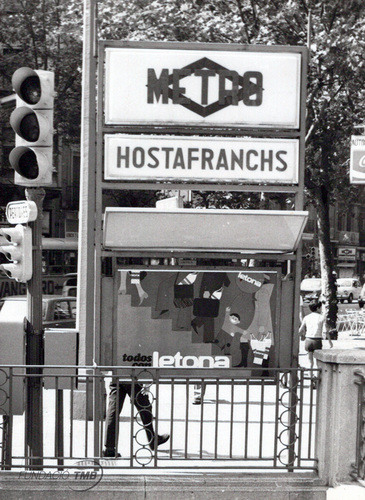 Imatge de l'accés de l'estació d'Hostafrancs, amb la forma castellana 'Hostafranchs' / Foto: Arxiu TMB