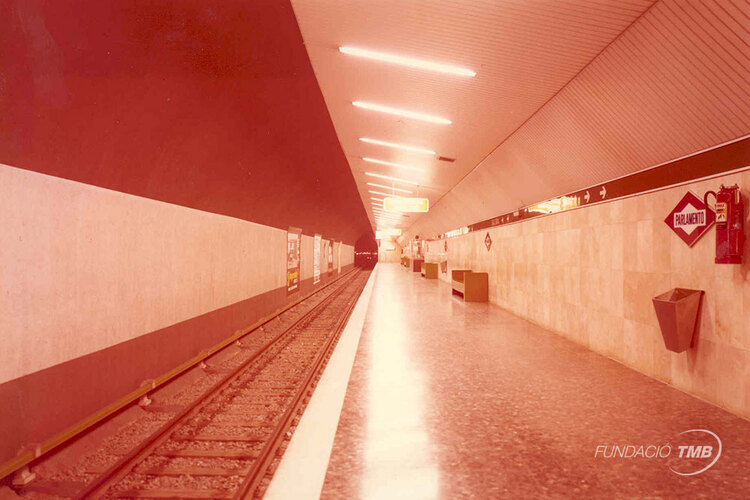 Any 1975, aspecte de l'andana de l'estació Parlament, avui Poble Sec / Foto: Arxiu TMB