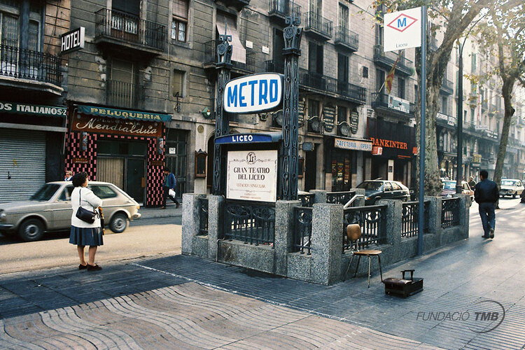 Imatge de l'any 1984, l'estació de Liceu conservava el nom antic Liceo a l'accés / Foto: Arxiu TMB