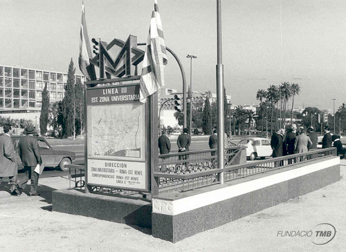 Exterior de l'accés de l'estació Zona Universitària el 1975 / Foto: Arxiu TMB