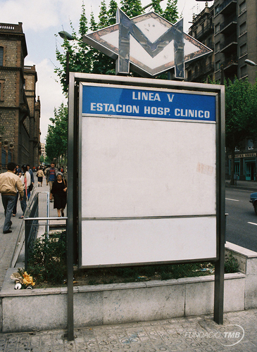 Hospital Clínic es va inaugurar el 1969 amb el nom en castellà, tal com mostra l'accés a l'estació del 1984 / Foto: Arxiu TMB