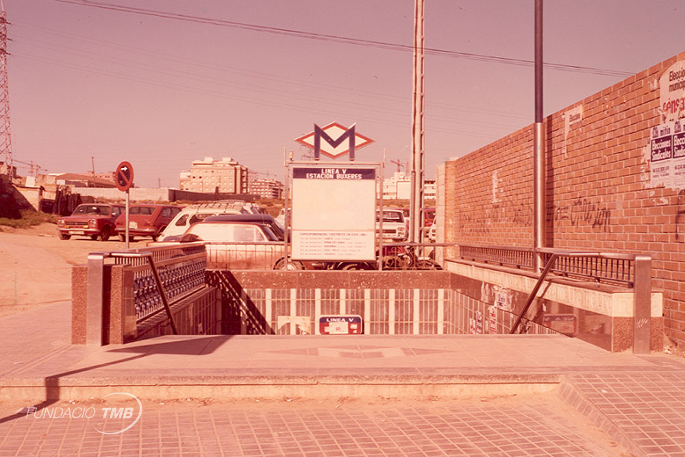 Accés de l'estació Can Boixeres de la L5, amb el nom anterior de Buxeres, imatge de l'any 1978 / Foto: Arxiu TMB