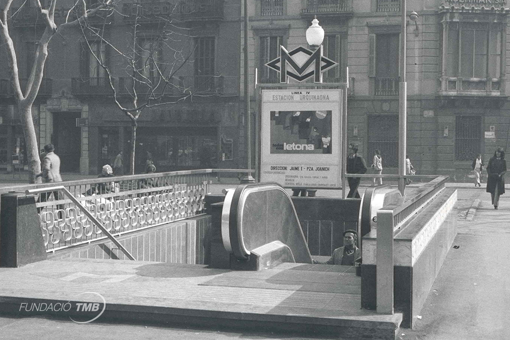 Any 1973, accés de la plaça Urquinaona, on apareix la nomenclatura de Joanich en la direcció de la línia / Foto: Arxiu TMB