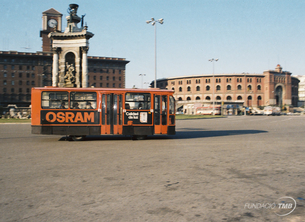 El microbús Ebro 66/7 T se'l coneixia popularment com a 'naranjito'. Aquí circulant per la pl. d'Espanya el 1984 / Foto: Fundació TMB