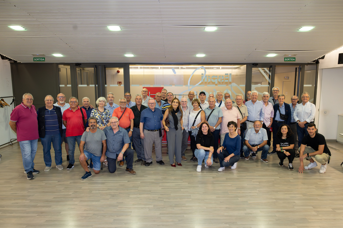 Foto de família dels jubilats i jubilades de Metro i Bus i responsables de la Fundació TMB ssistents a la jornada a la Sala Gaudí / Foto: Miguel Ángel Cuartero (TMB)