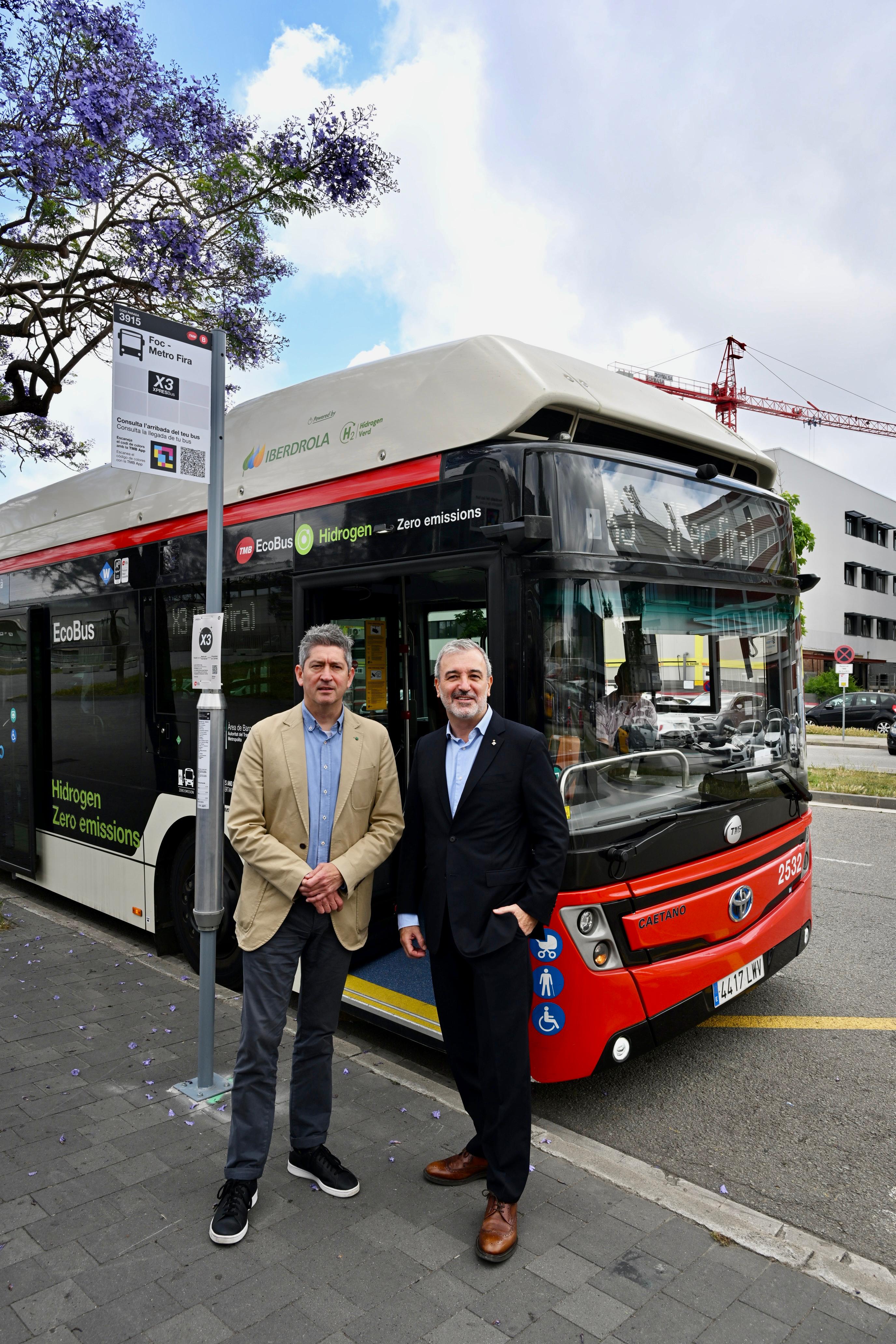 L'alcalde de Barcelona, Jaume Collboni i l'alcalde de l'Hospitalet de Llobregat, David Quirós, durant la presentació de la X3. /Foto: Pep Herrero (TMB) L'alcalde de Barcelona, Jaume Collboni i l'alcalde de l'Hospitalet de Llobregat, David Quirós, durant la presentació de la X3. /Foto: Pep Herrero (TMB)