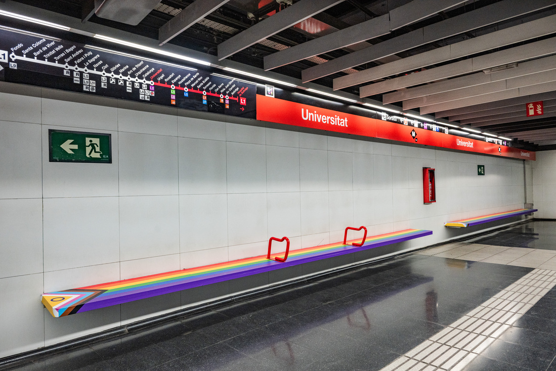 Els bancs de l'estació d'Unviersitat L1 també llueixen els colors de la bandera LGTBI / Foto: Pep Herrero (TMB) Els bancs de l'estació d'Unviersitat L1 també llueixen els colors de la bandera LGTBI / Foto: Pep Herrero (TMB)