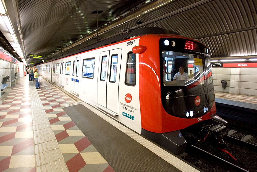 Tren de la sèrie 6000 a l'L1, amb la part davantera de color vermell / Foto: TMB Tren de la sèrie 6000 a l'L1, amb la part davantera de color vermell / Foto: TMB