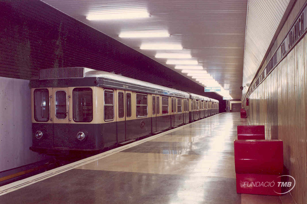 Tren pintat dels colors balu i crema l'any 1973 a l'andana de l'estació de Joanic / Foto: Arxiu Fundació TMB Tren pintat dels colors balu i crema l'any 1973 a l'andana de l'estació de Joanic / Foto: Arxiu Fundació TMB