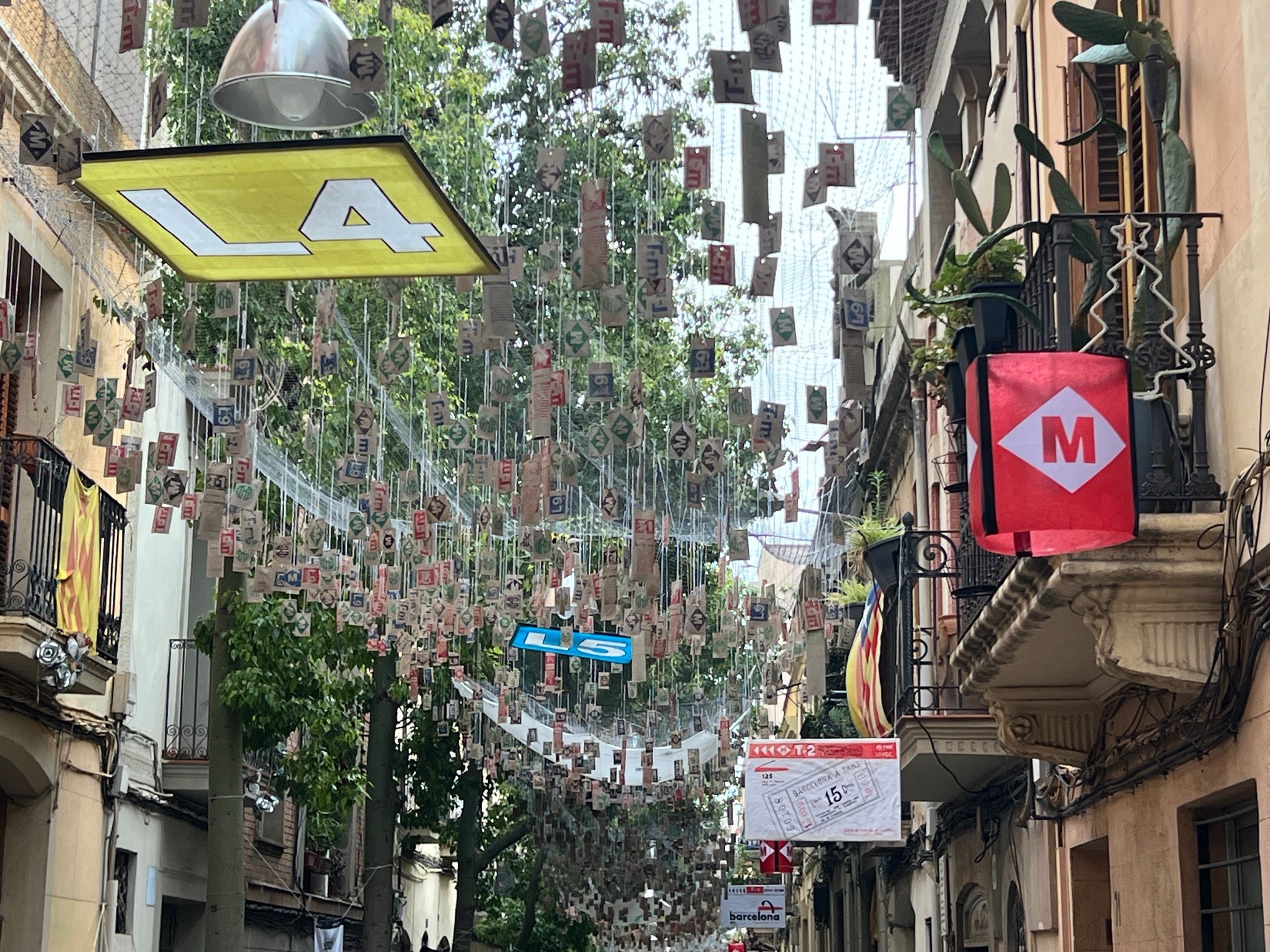 El sostre ha estat decorat amb prop de 4.000 bitllets de transport públic antics i símbols de la xarxa de metro / Foto: Marta Espinosa