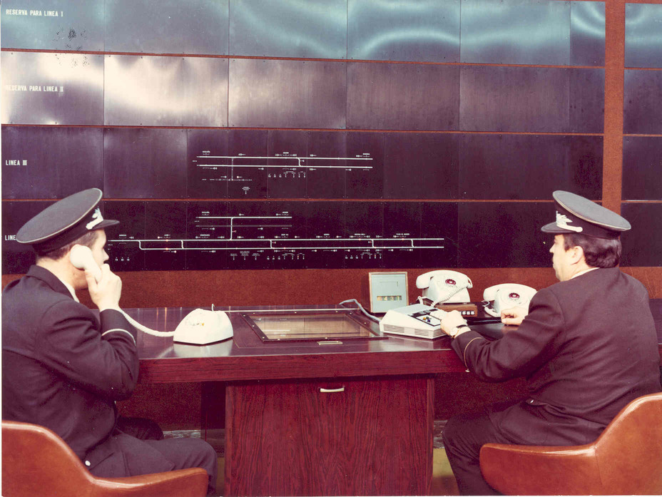 Les línies amb números romans al panell del centre de Control de Transit Centralitzat l'any 1973 / Foto: Arxiu Fundació TMB