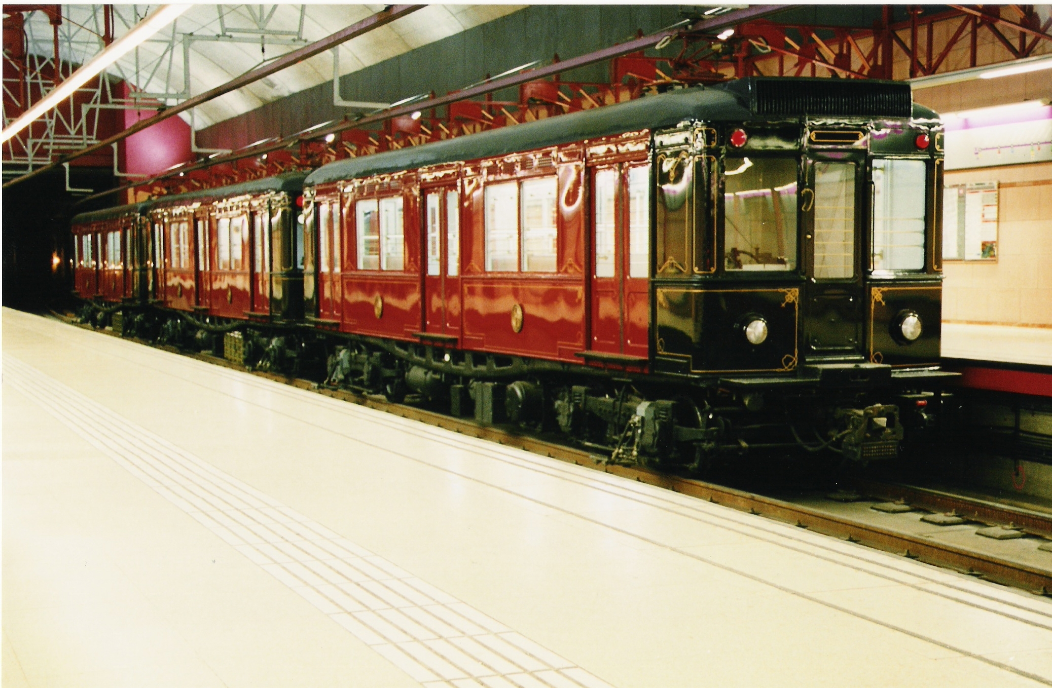 Tren de la sèrie 300 restaurat amb els colors originals grana i negre, a les vies de l'L2 / Foto: Arxiu TMB Tren de la sèrie 300 restaurat amb els colors originals grana i negre, a les vies de l'L2 / Foto: Arxiu TMB