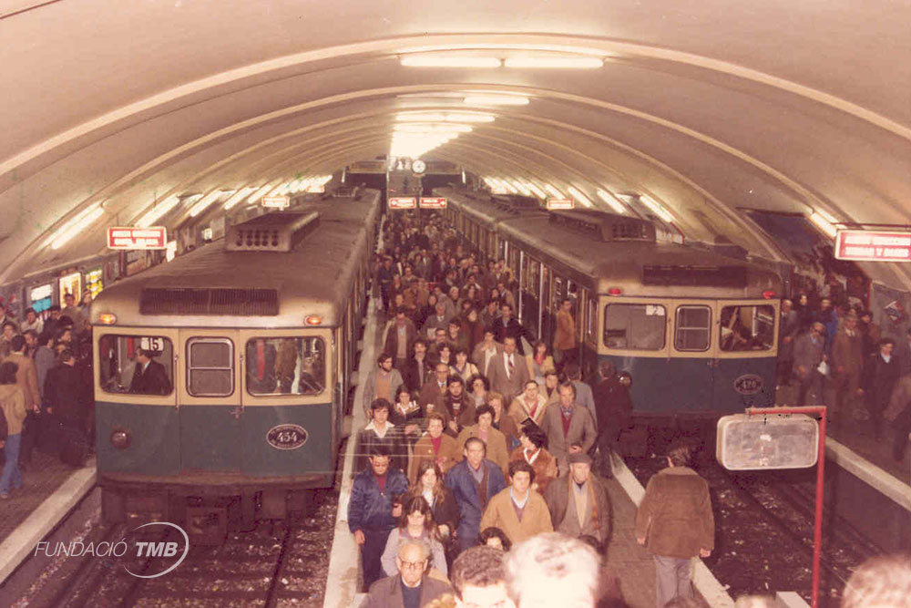 Andana de La Sagrera L1 l'any 1981, amb dos trens de la sèrie 400 de color blau i crema / Foto: Arxiu Fundació TMB Andana de La Sagrera L1 l'any 1981, amb dos trens de la sèrie 400 de color blau i crema / Foto: Arxiu Fundació TMB
