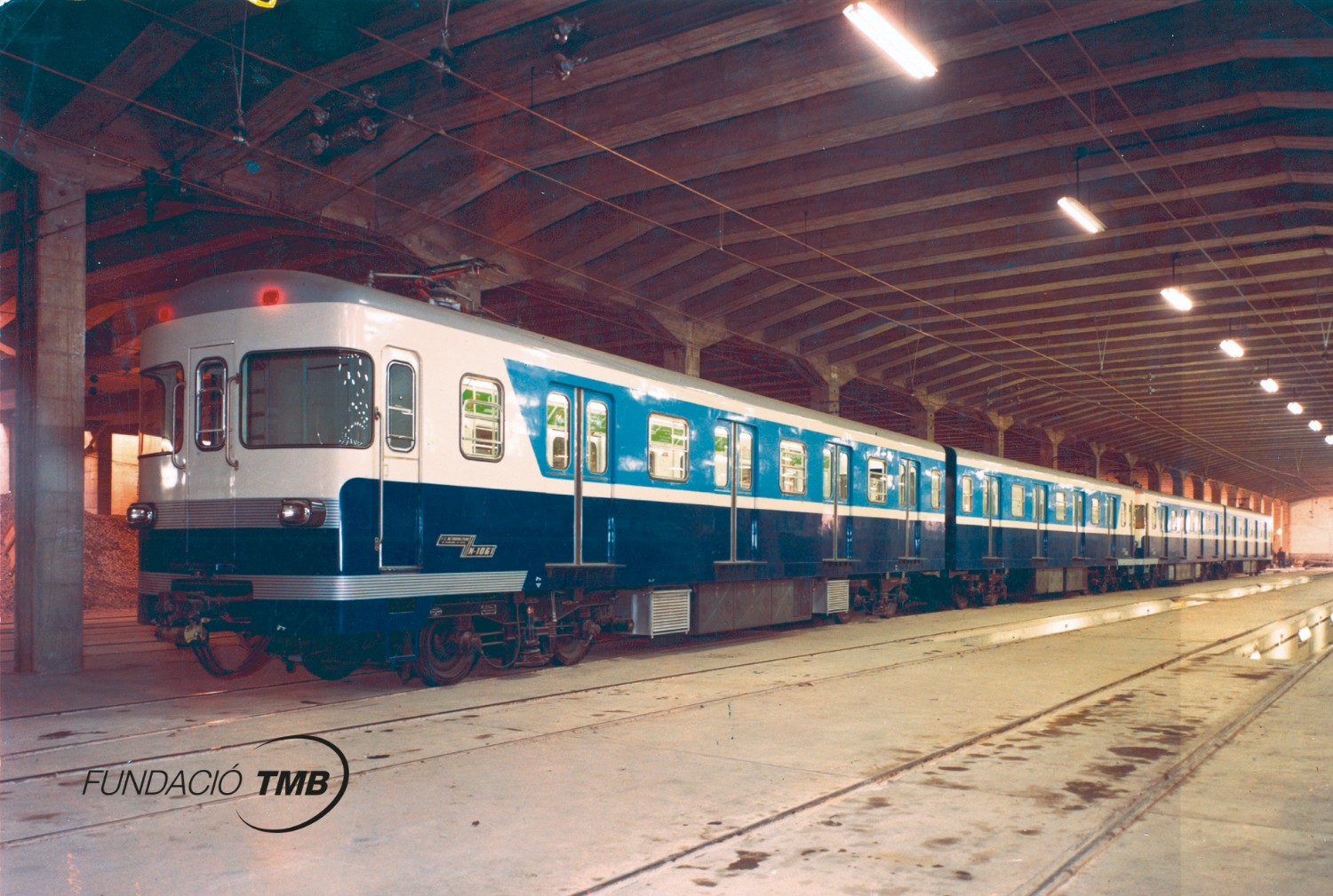 Sèrie 1000, a les cotxeres de Vilapicina, l'any 1970, pintat de color blau fosc i blanc / Foto: Arxiu Fundació TMB Sèrie 1000, a les cotxeres de Vilapicina, l'any 1970, pintat de color blau fosc i blanc / Foto: Arxiu Fundació TMB