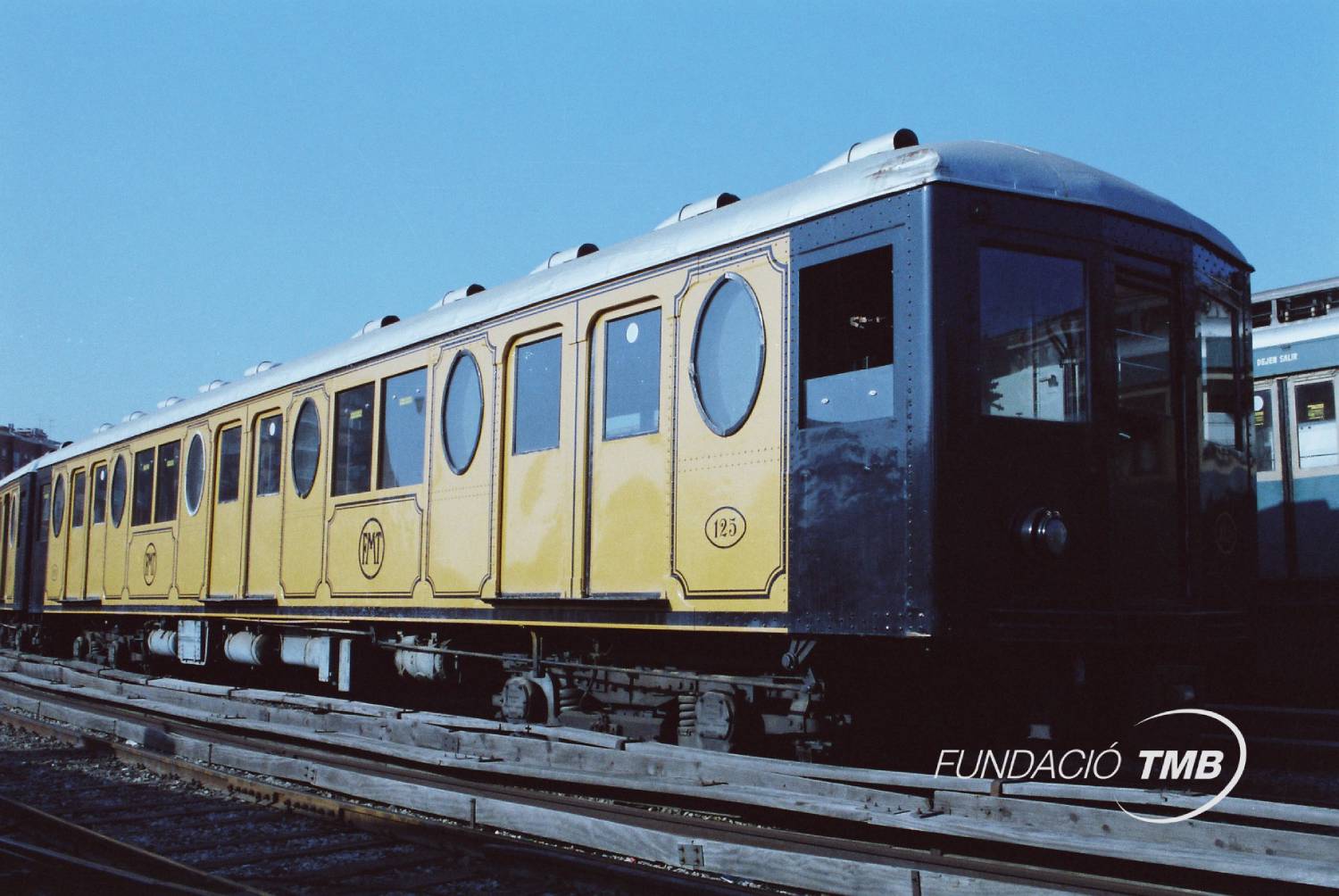 Tren de la sèrie 100 a les vies de l'L1 amb els colors originals groc i negre del Transversal, l'any 1983 / Foto: Arxiu Fundació TMB Tren de la sèrie 100 a les vies de l'L1 amb els colors originals groc i negre del Transversal, l'any 1983 / Foto: Arxiu Fundació TMB