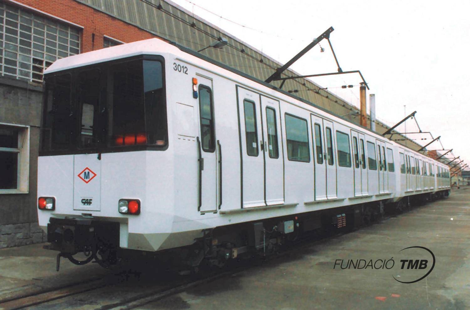 Tren de la sèrie 3000 del característic color blanc, l'any 1986 / Foto: Arxiu Fundació TMB Tren de la sèrie 3000 del característic color blanc, l'any 1986 / Foto: Arxiu Fundació TMB