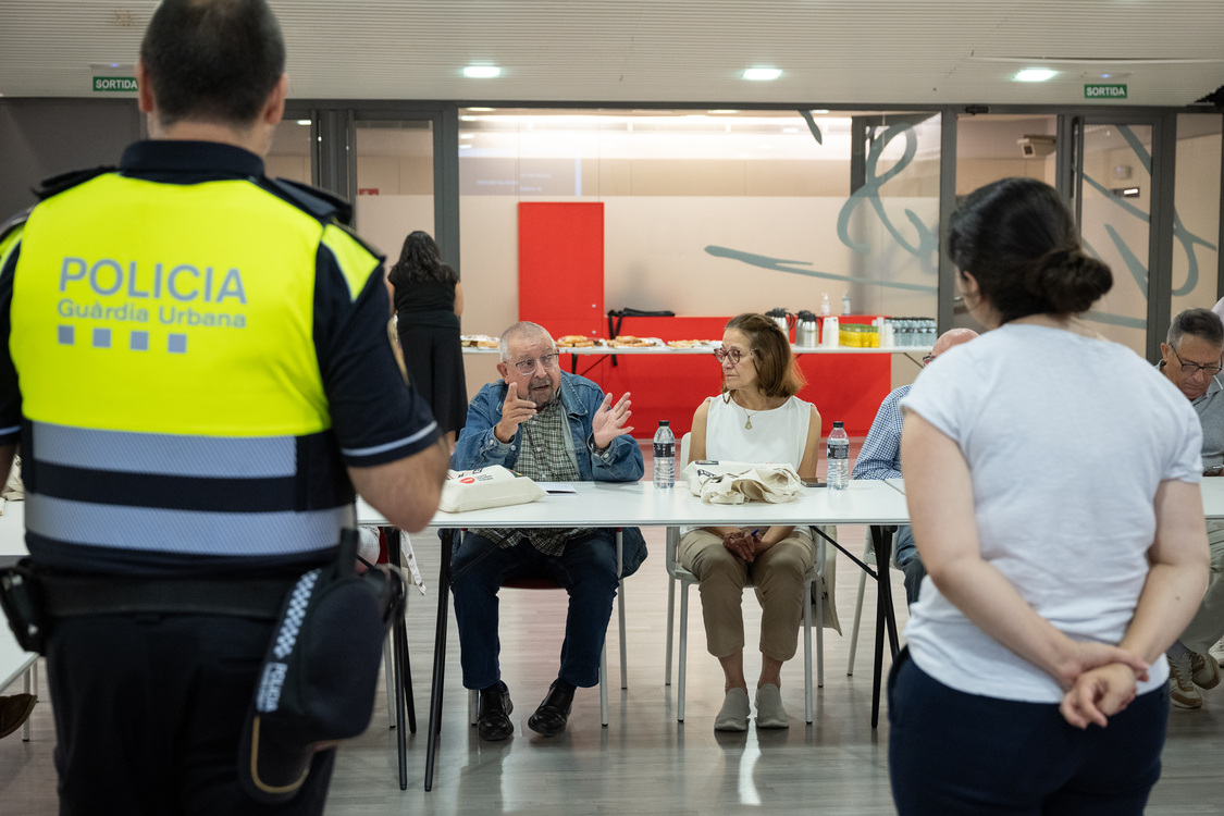 Membres de la Guàrdia Urbana i de TMB han impartit la part teòrica del taller a l'Espai Gaudí / Foto: Miguel Ángel Cuartero (TMB) Membres de la Guàrdia Urbana i de TMB han impartit la part teòrica del taller a l'Espai Gaudí / Foto: Miguel Ángel Cuartero (TMB)