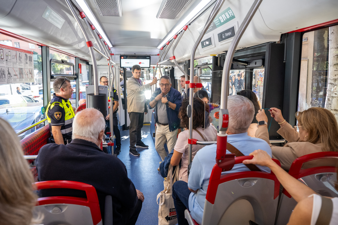 El taller té com a objectiu facilitar i fer més segurs els viatges en bus del col·lectiu de la gent gran / Foto: Miguel Ángel Cuartero (TMB) El taller té com a objectiu facilitar i fer més segurs els viatges en bus del col·lectiu de la gent gran / Foto: Miguel Ángel Cuartero (TMB)