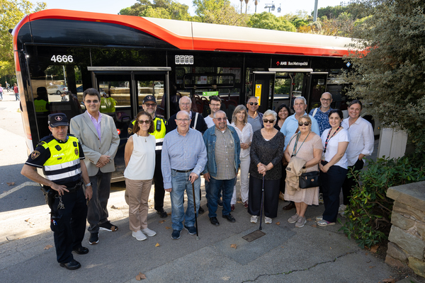 Membres del Consell Assessor de la Gent Gran de Barcelona han participat en un taller sobre com viatjar segurs en bus / Foto: Miguel Ángel Cuartero (TMB) Membres del Consell Assessor de la Gent Gran de Barcelona han participat en un taller sobre com viatjar segurs en bus / Foto: Miguel Ángel Cuartero (TMB)