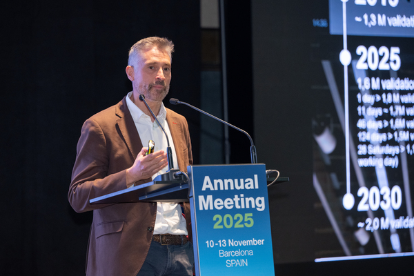 El director de la xarxa de metro, Òscar Playà, en un moment de la seva intervenció a la cita anual de COMET 2025 / Foto: Miguel Ángel Cuartero (TMB)