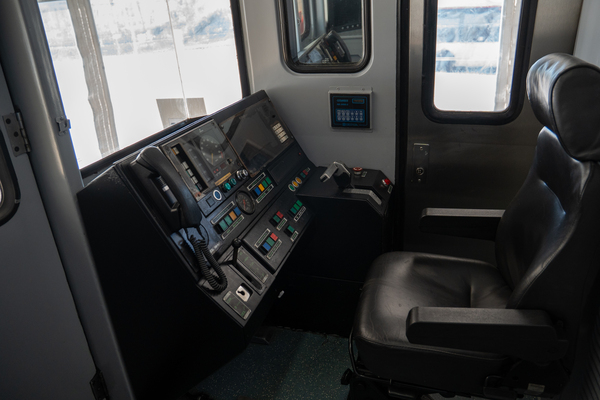 Per tal de poder accedir a l’interior dels cotxes exposats i garantir l’accessibilitat, s’han habilitat escales i rampes a l’altura del terra dels combois / Font: M. A. Cuartero (TMB)