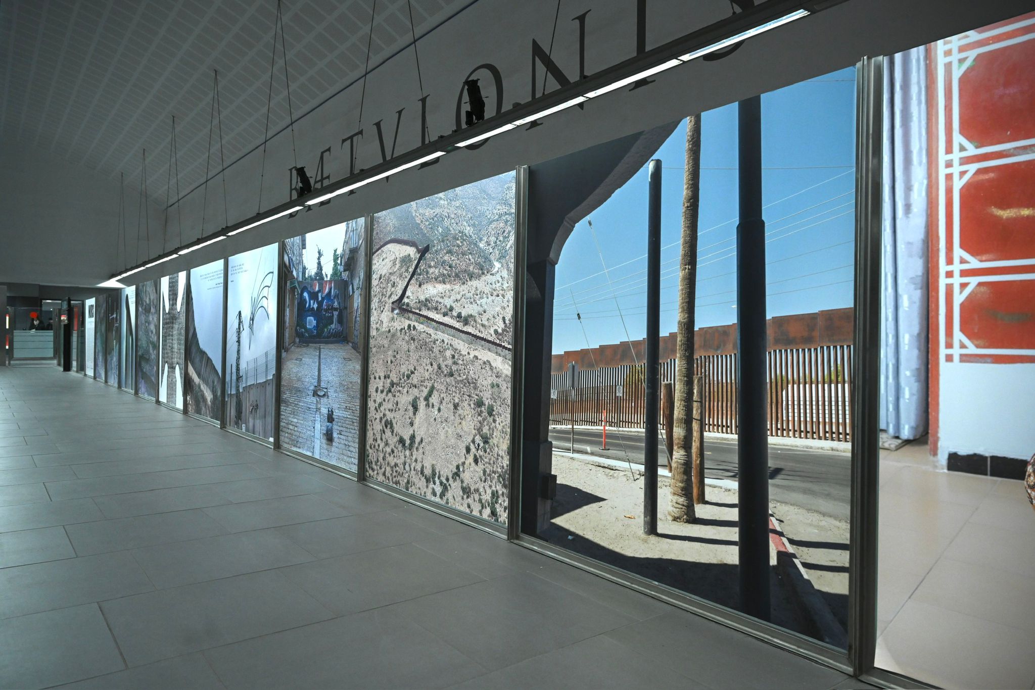 Exposició "Murs" a l'estació de Badalona/Pompeu Fabra. /Foto: M.A. Cuartero (TMB)