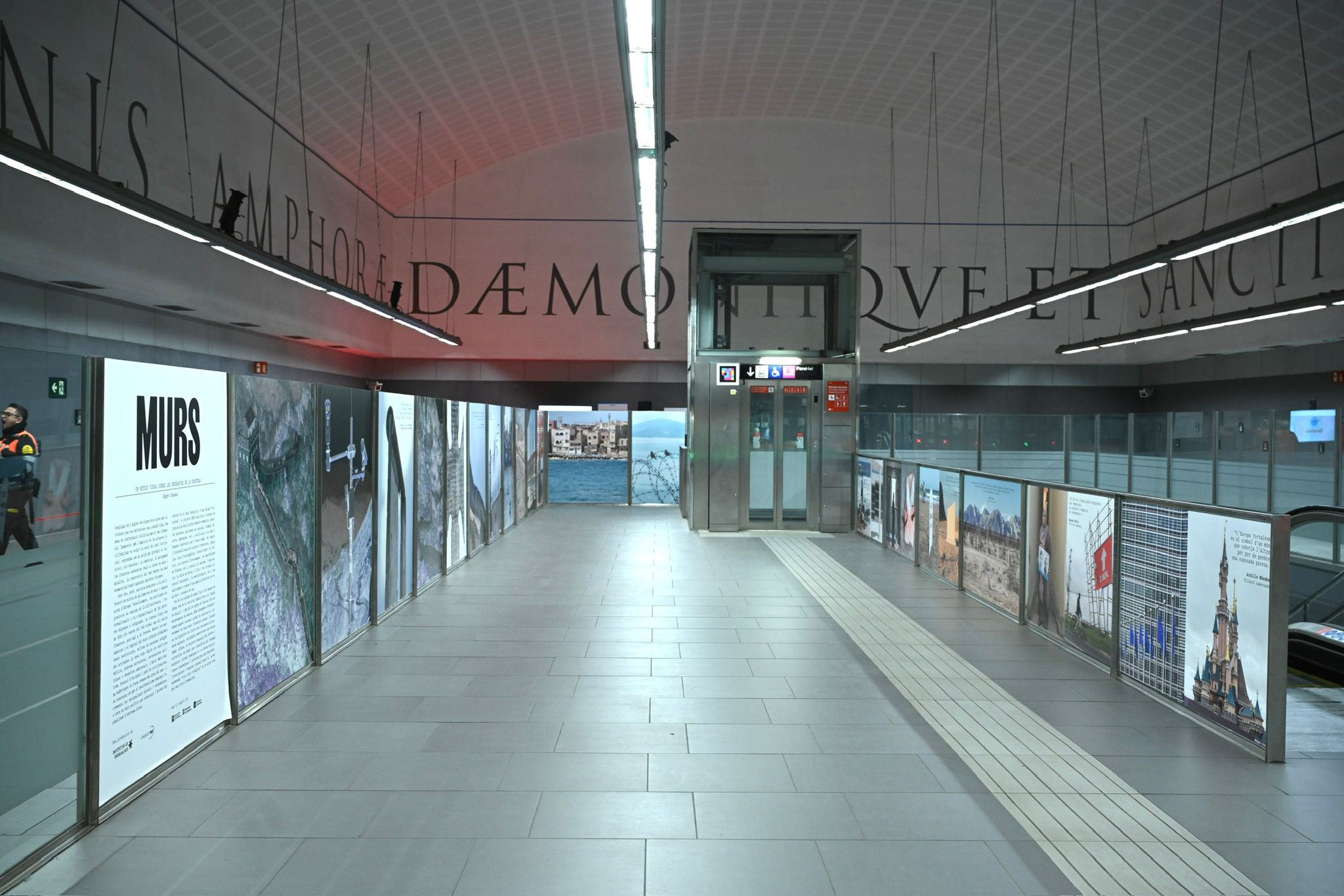 Exposició "Murs" a l'estació de Badalona/Pompeu Fabra. /Foto: M.A. Cuartero (TMB)