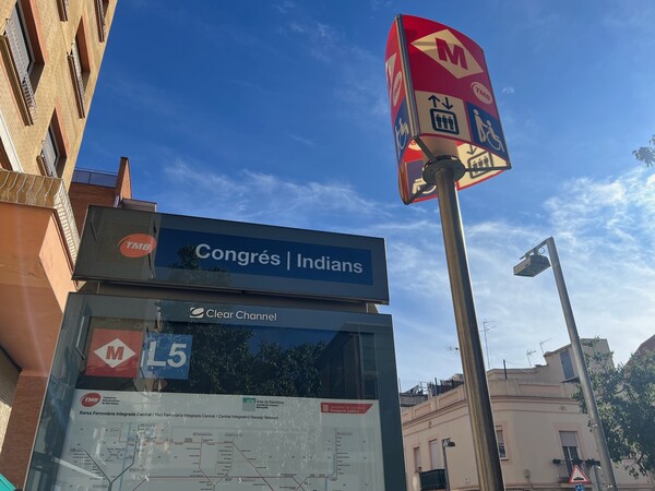 El nou rètol de l'estació Congrés / Indians de l'L5 ja llueix a l'accés del carrer Matanza / Foto: TMB