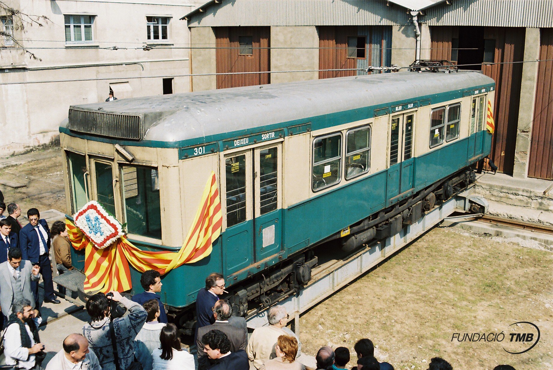 Comiat del tren amb calca 301 de la sèrie 300 a la cotxera de Lesseps l'any 1988 / Foto: Arxiu Fundació TMB