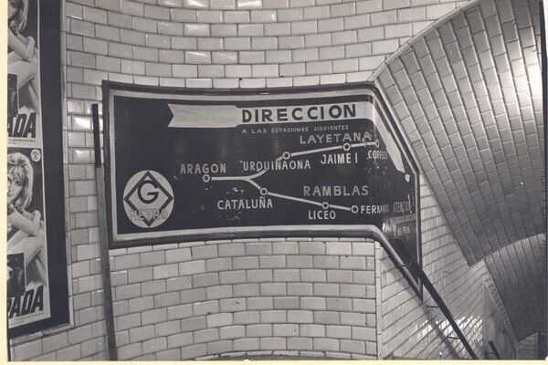 Indicador de l'estaci&oacute; d'Arag&oacute;, anys 50 / Foto: Arxiu Fundaci&oacute; TMB