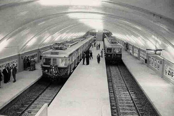 Estaci&oacute; de La Sagrera, ramal del Metro Transversal i actual L5, amb un tren de la s&egrave;rie 600, 1959. Fotografia de Brangul&iacute;. Font: Arxiu Fundaci&oacute; TMB
