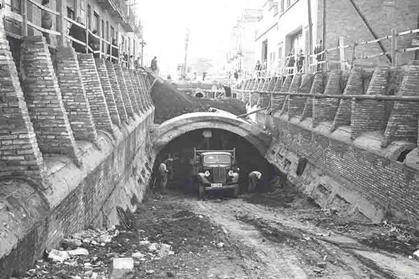 Construcci&oacute; del t&uacute;nel al carrer Garcilaso, 1956. Fotografia de Puig Farran. Font: Arxiu Fundaci&oacute; TMB