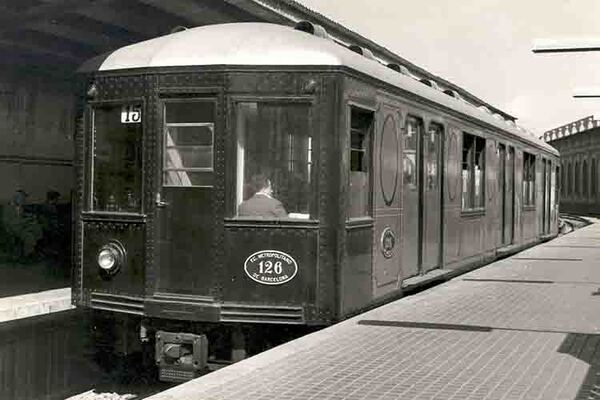 Tren de la s&egrave;rie 100 a Santa Eul&agrave;lia, 1956. Fotografia d&rsquo;A. Hustwitt. Font: Arxiu Fundaci&oacute; TMB